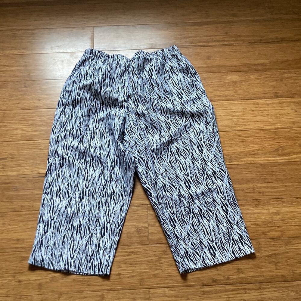 Kim Rogers Elastic Waist Black & White Capris, Size 12